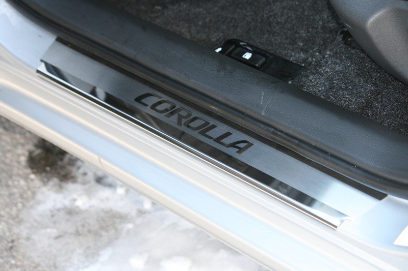 Накладки на пороги TOYOTA Corolla 2013~ VAD