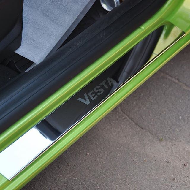 Накладки на пороги Lada Vesta 2015~